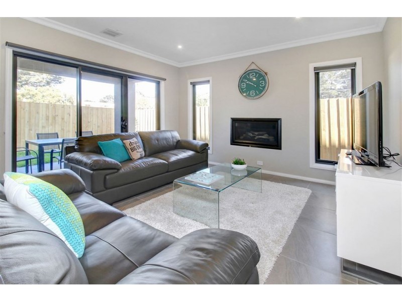 2 Chatfield Avenue, Rosebud West VIC 3940