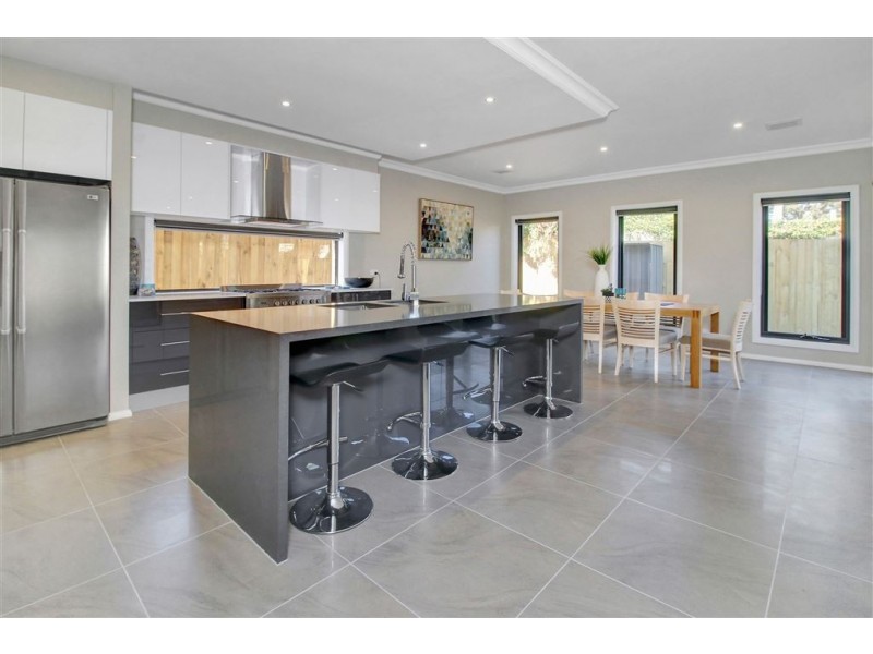 2 Chatfield Avenue, Rosebud West VIC 3940