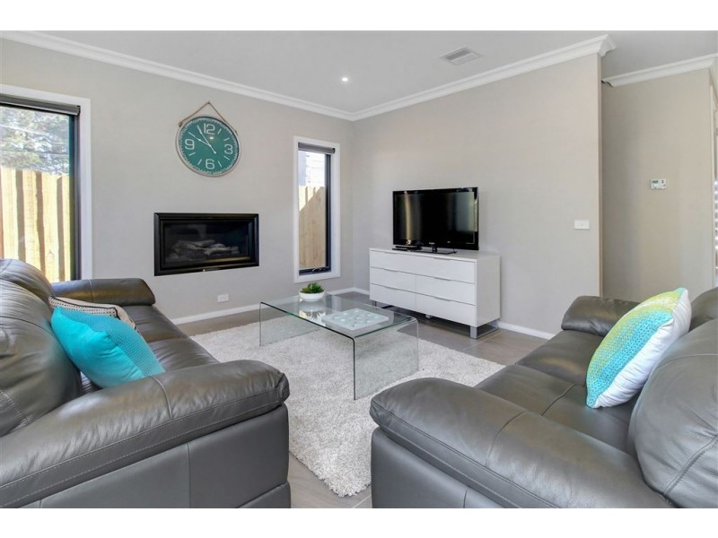 2 Chatfield Avenue, Rosebud West VIC 3940