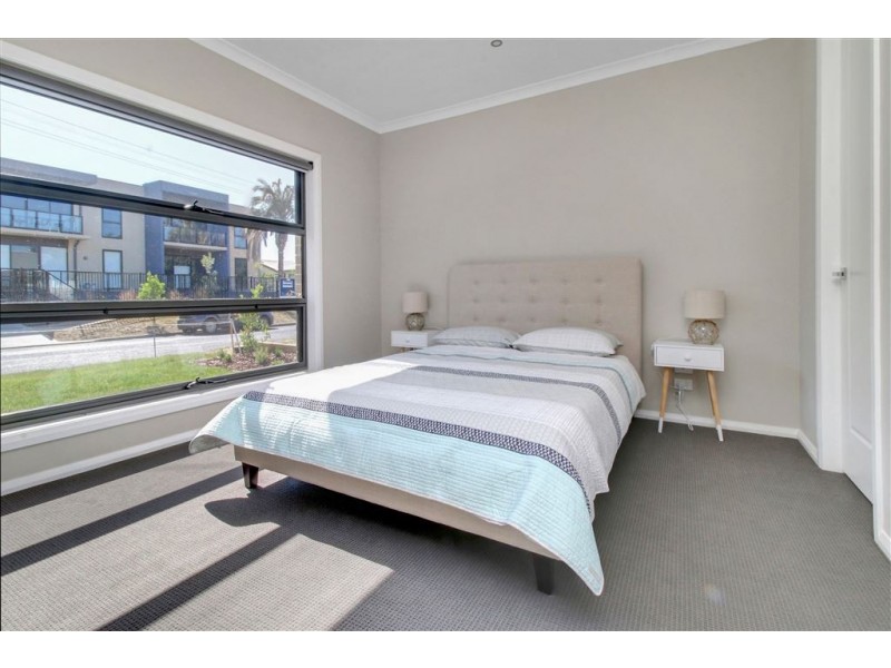 2 Chatfield Avenue, Rosebud West VIC 3940