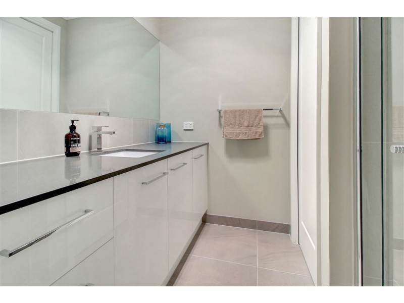 2 Chatfield Avenue, Rosebud West VIC 3940