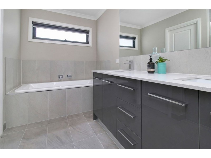 2 Chatfield Avenue, Rosebud West VIC 3940