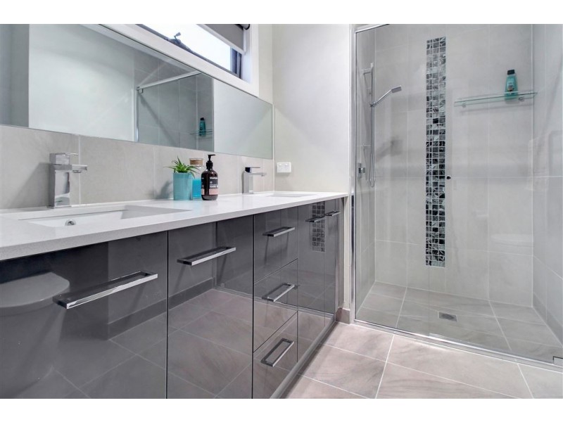 2 Chatfield Avenue, Rosebud West VIC 3940