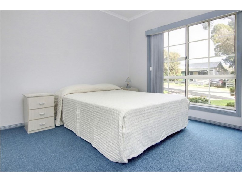 33 Whitehead Grove, Rosebud VIC 3939