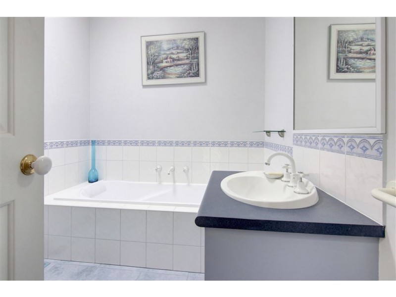 33 Whitehead Grove, Rosebud VIC 3939