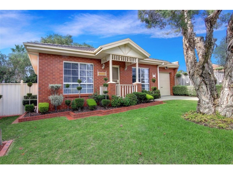 33 Whitehead Grove, Rosebud VIC 3939