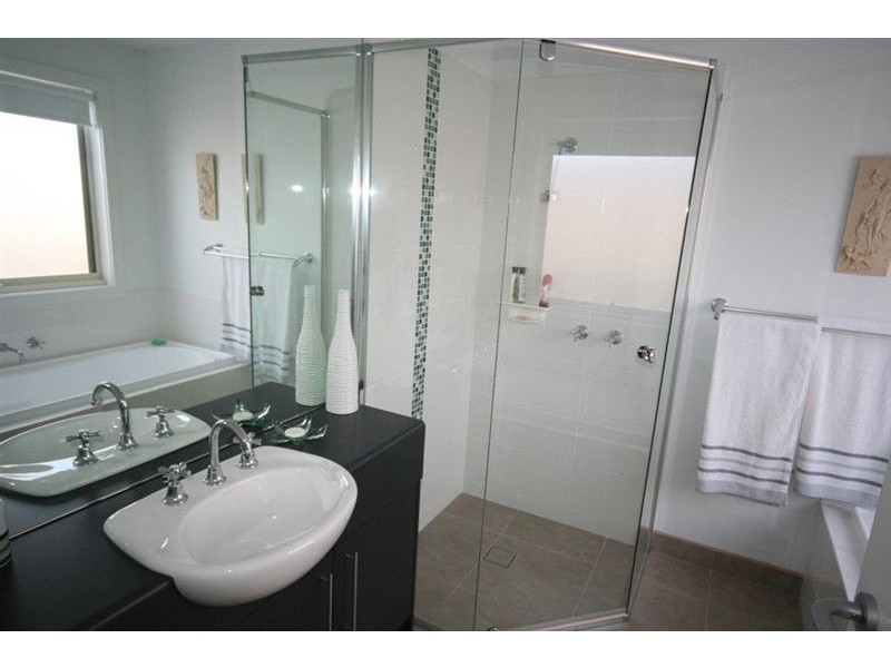 27 Fourth Avenue, Rosebud VIC 3939