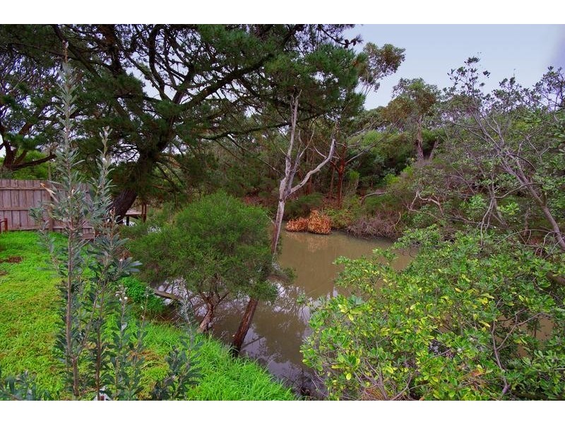 24 Beach Grove, Seaford VIC 3198