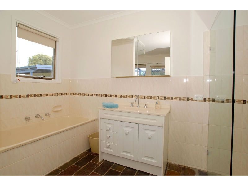 18 Erwin Drive, Seaford VIC 3198