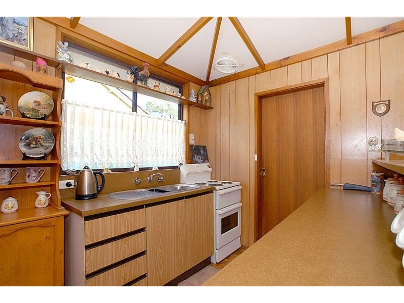 100 Rosslyn Avenue, Seaford VIC 3198