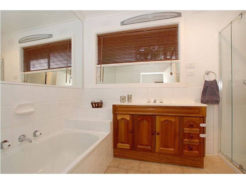 66 Rosslyn Avenue, Seaford VIC 3198
