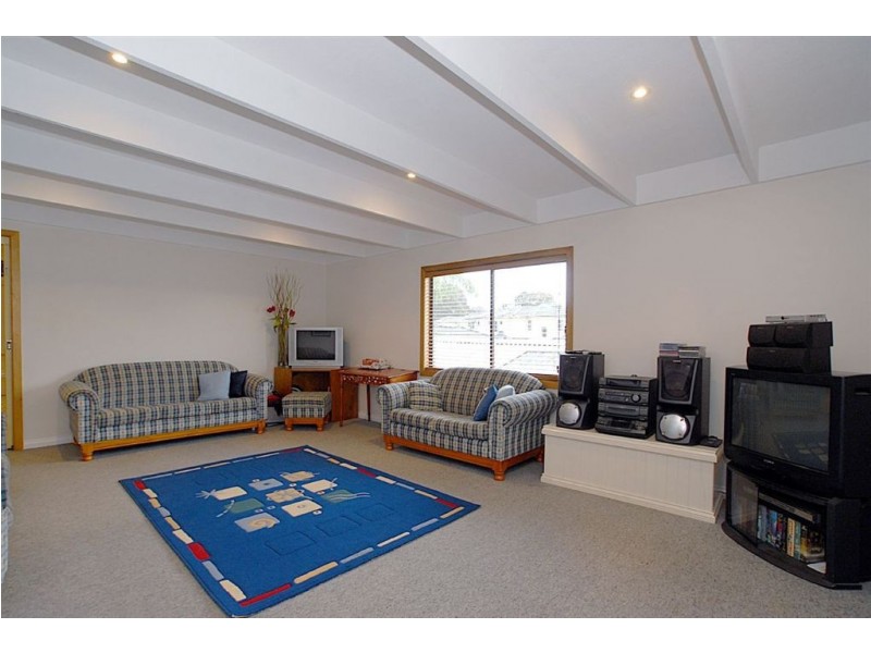 2A Mountain View Crescent, Seaford VIC 3198