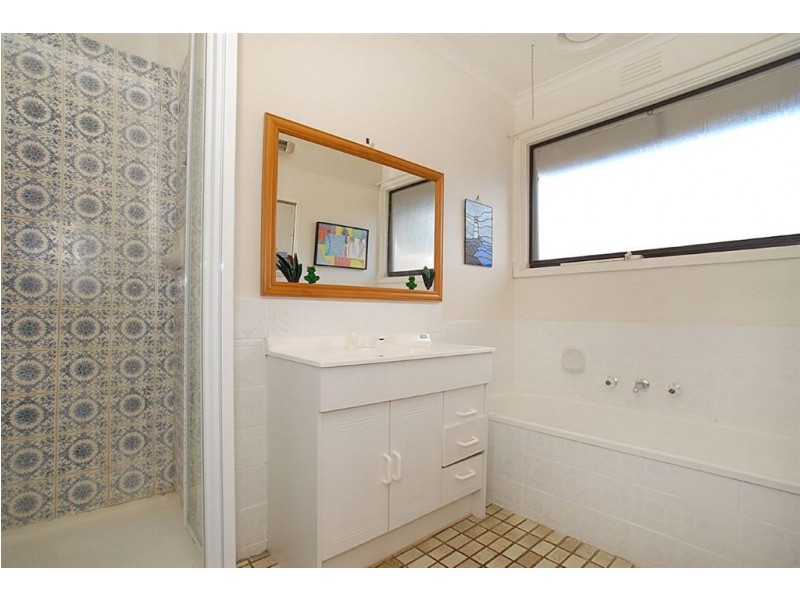 27 Henry Crescent, Seaford VIC 3198