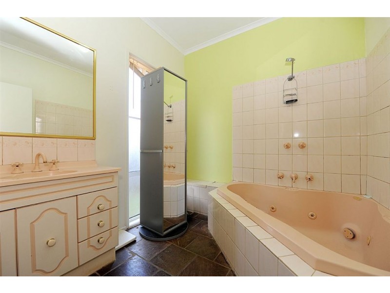 111 Rosslyn Avenue, Seaford VIC 3198