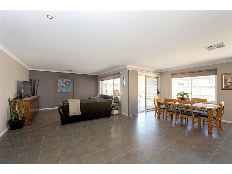 160 Linsell Boulevard, Cranbourne East VIC 3977