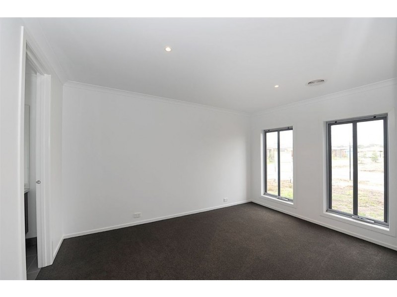 19 Dusky Bells Drive, Cranbourne VIC 3977