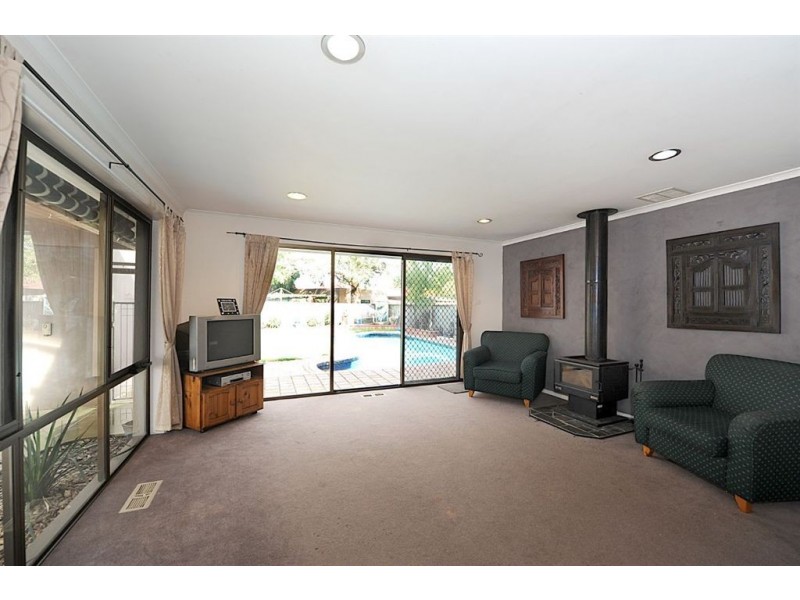 18 Ashworth Drive, Seaford VIC 3198