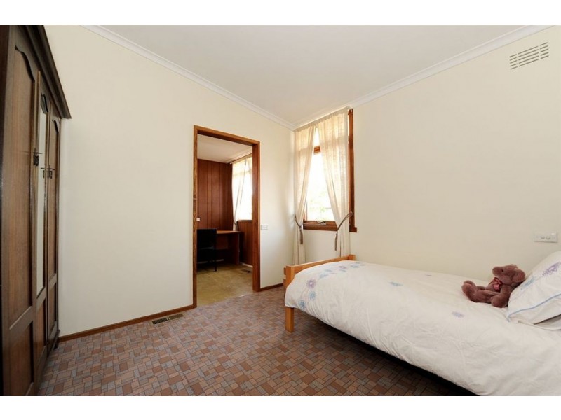 99 Railway Parade, Seaford VIC 3198