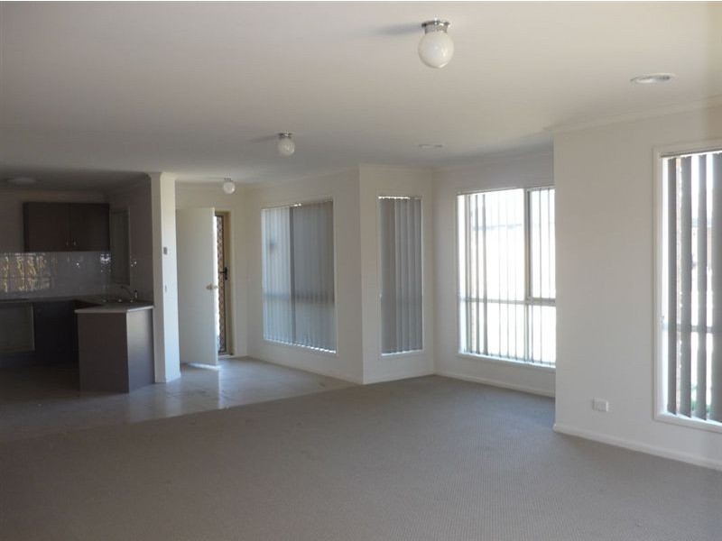 1/54-58 Pommel Street, Pakenham VIC 3810