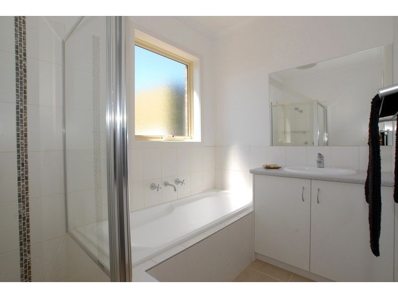 2/5 Rosslyn Avenue, Seaford VIC 3198