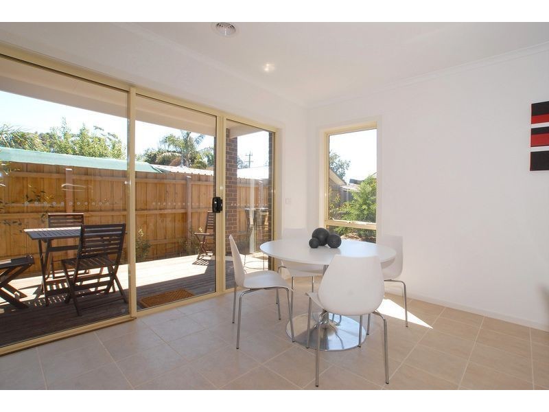 2/5 Rosslyn Avenue, Seaford VIC 3198