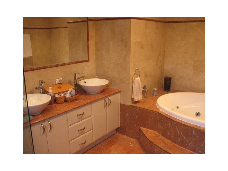 21 Winster Close, Sinnamon Park QLD 4073