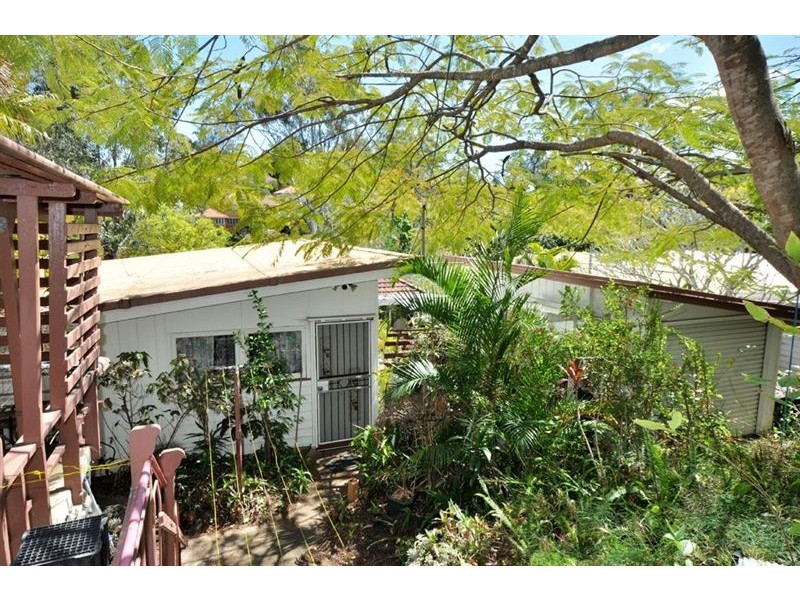 15 Camira St, St Lucia QLD 4067