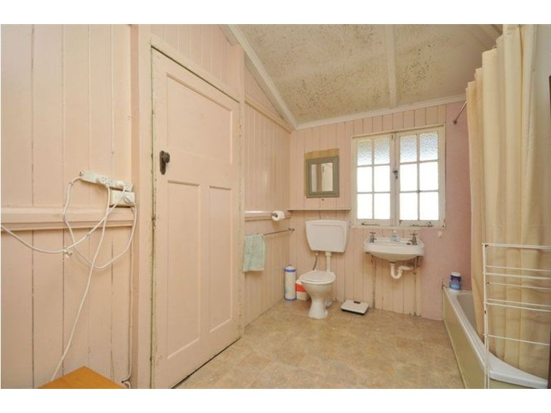 73 Raceview Avenue, Hendra QLD 4011