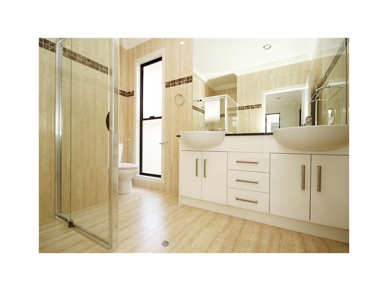 8 Long Street, Hendra QLD 4011