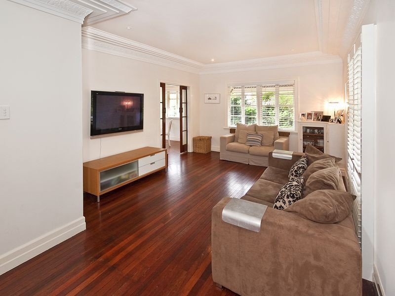 18 Lynell Street, Hamilton QLD 4007