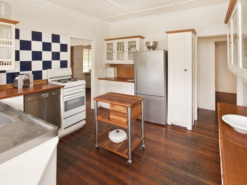 18 Lynell Street, Hamilton QLD 4007