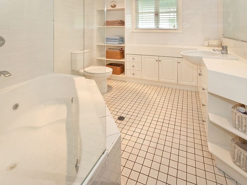 18 Lynell Street, Hamilton QLD 4007