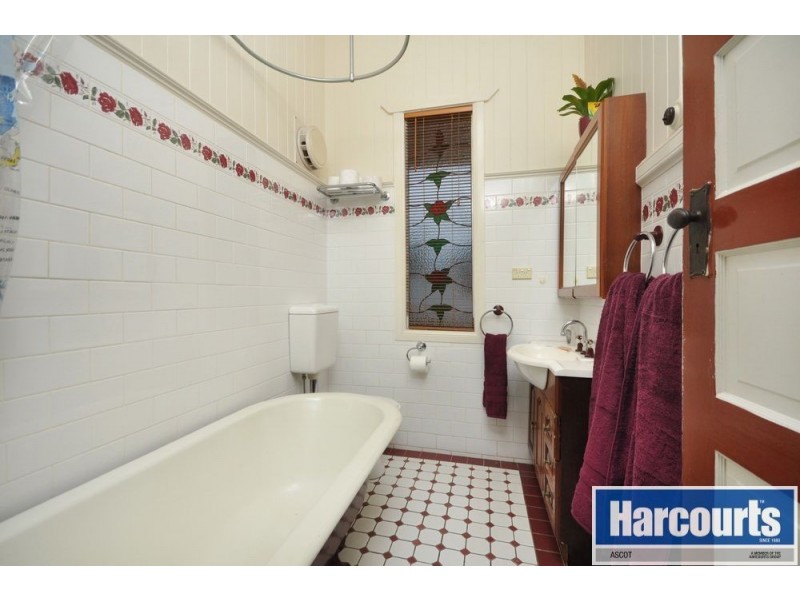 2 Goldsworthy Avenue, Hamilton QLD 4007