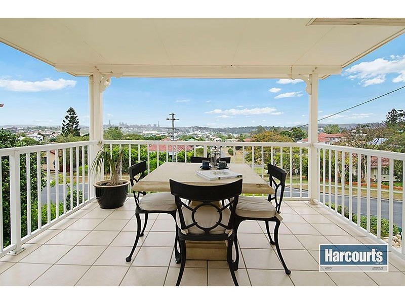 11 Wilgarning Street, Stafford Heights QLD 4053