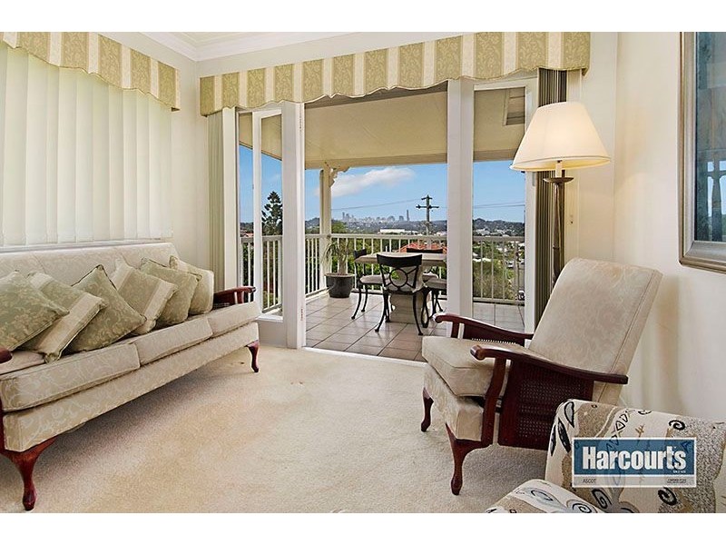 11 Wilgarning Street, Stafford Heights QLD 4053