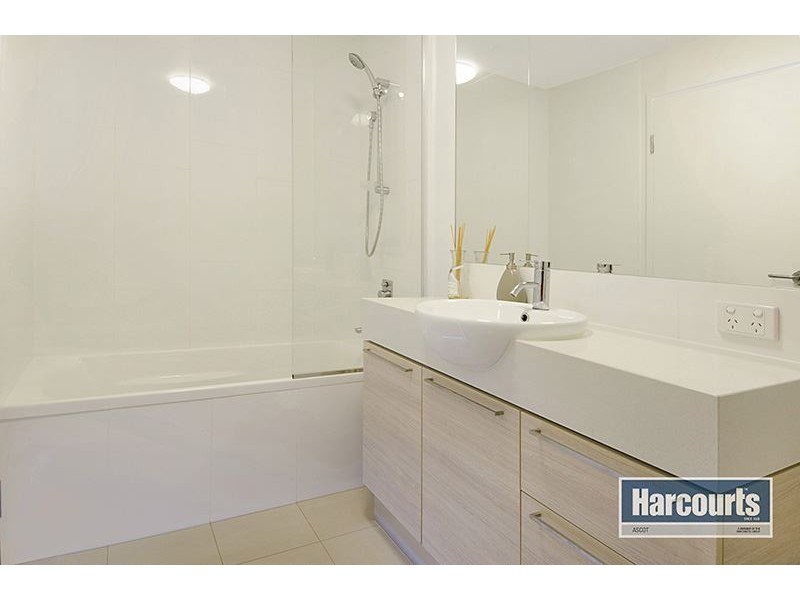 11902/8 Harbour Road, Hamilton QLD 4007