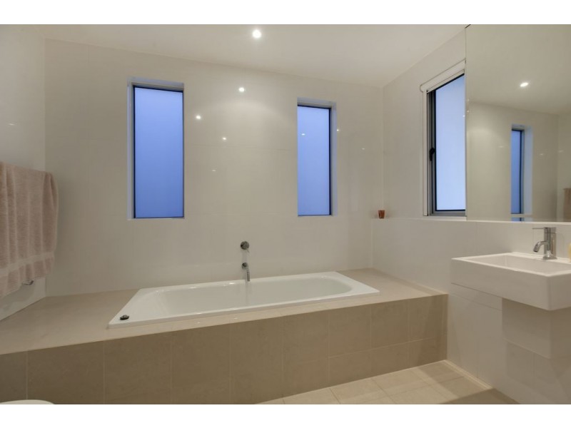 16 Mikado Street, Hamilton QLD 4007