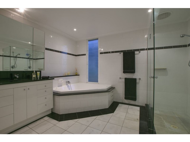 26 Mikado Street, Hamilton QLD 4007