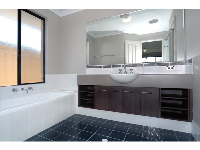 17 Chamberlain Grove, Millbridge WA 6232