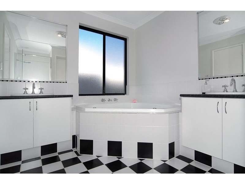 11 Pembroke Street, College Grove WA 6230