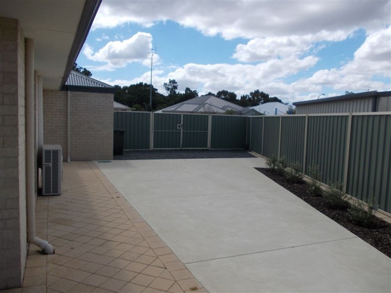 16 Heatherglen Rd, Australind WA 6233