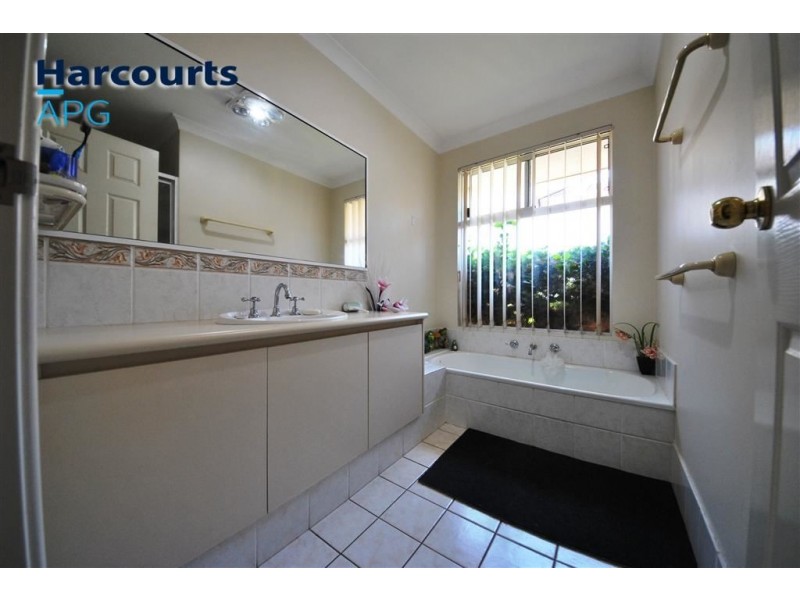 10 Christchurch Place, College Grove WA 6230