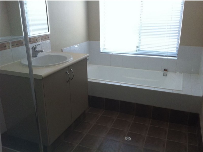 8 Sunstone Brce, Australind WA 6233