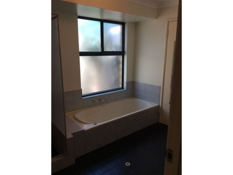 4 Pembroke Street, College Grove WA 6230