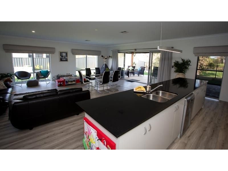 22 Gleneagles Way, Pelican Point WA 6230