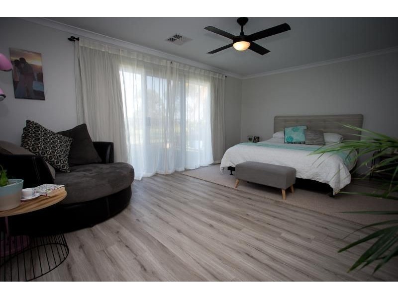 22 Gleneagles Way, Pelican Point WA 6230