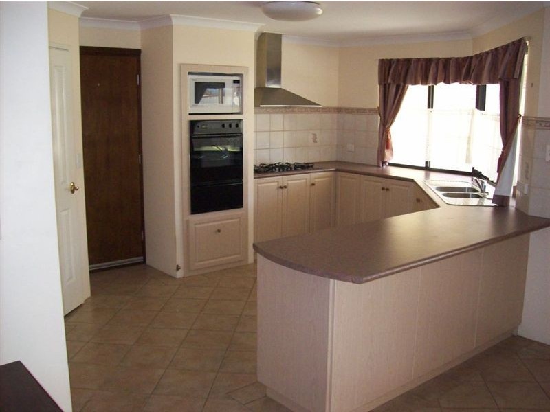 25 Darwin Way, College Grove WA 6230