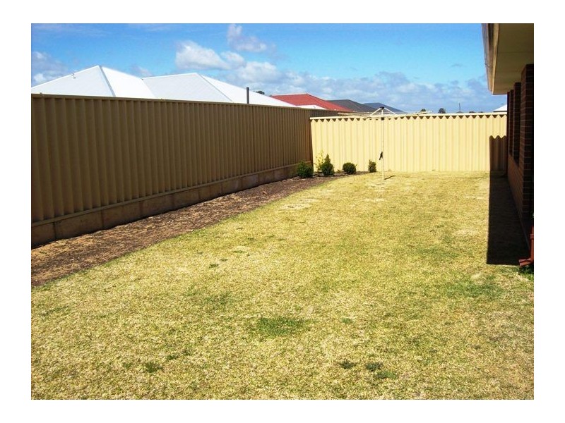 27 Wiroo Loop, Dalyellup WA 6230