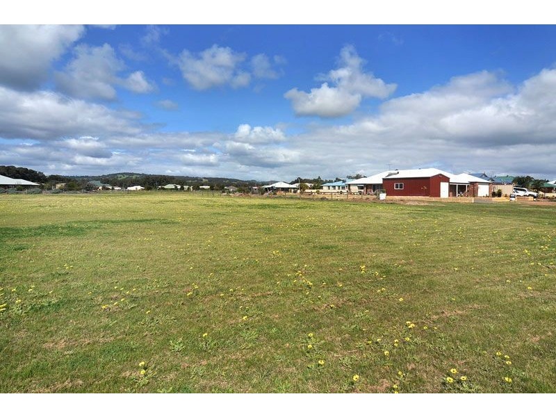 12 Gibson Terrace, Burekup WA 6227