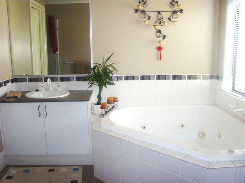 14 Zircon Way, Australind WA 6233